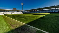 FC Hradec vym�nil p�tinu trávníku t�sn� p�ed zápasem kvalifikace mistrovství...