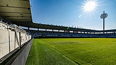 Nový trávník z Itálie polo�ili pod ji�ní a západní tribunou, kde schází slunce.