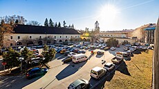 V hradeckých Gayerových kasárnech zatím parkují auta.