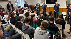 Prezident ve stedu ráno navtívil Stední kolu a Základní kolu v Oselcích na...