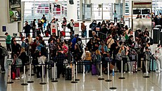 ada turist na mezinárodním letiti Johna F. Kennedyho v New Yorku (6. dubna...
