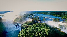 Vodopády Iguaçu p�edstavují nejv�t�í systém vodopád� na Zemi, a proto se �adí...