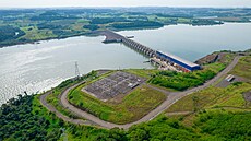Elektrárna stojí na �ece Iguaçu ve stát� Paraná. (25. b�ezna 2025)