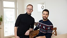 Byt obývá muzikálový zpvák s manelem Carlosem (vpravo), jen pochází z...