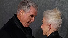 Pierce Brosnan a Helen Mirrenová v Londýn� (27. b�ezna 2025)