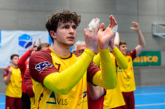 Josef Joná� z Dukly Praha d�kuje fanou�k�m po zápase s Novým Veselím.