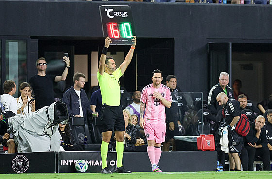 Lionel Messi nastupuje na trávník.