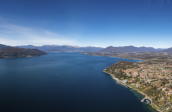Pohled na jezero Maggiore a vesnici Ispra v Itálii (15. bezna 2023)