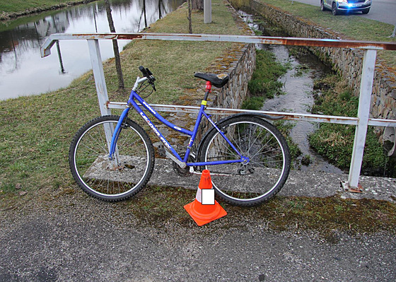 Opilý cyklista skonil s kolem ve stoce.