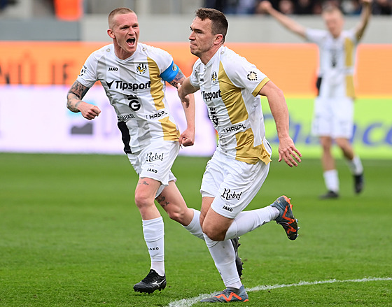 Hradecký obránce Jakub Klíma (vpravo) slaví proti eským Budjovicím svj první...