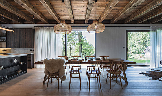 Hlavním prvkem interiéru je d�ev�ný trámový strop v p�ízemí domu, kde je velký...