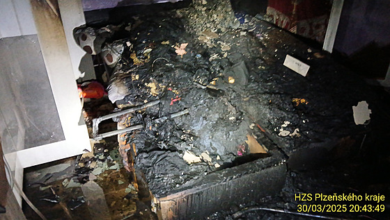 V Plasích na Plze�sku se mu� pokusil zabít. Polil se tekutinou a zapálil. (30....