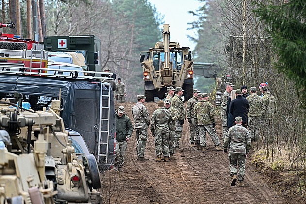 V Litvě vytáhli z bažiny obrněnec amerických vojáků, tři našli mrtvé