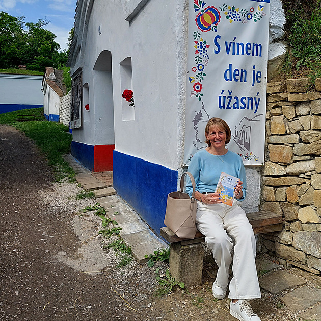 Britská spisovatelka Julie Caplinová sedí ped sklípkem bhem návtvy jiní...