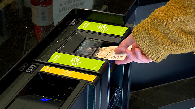 V těchto lahůdkách už si prodavačky na peníze nesáhnou. Hotovost bere automat