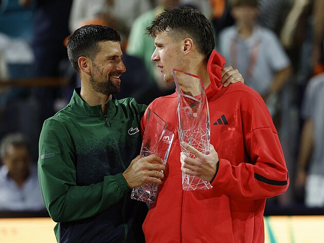 Jakub Menšík (sağda) ve Novak Djokovic, Miami'deki finalden sonra konuşuyor.
