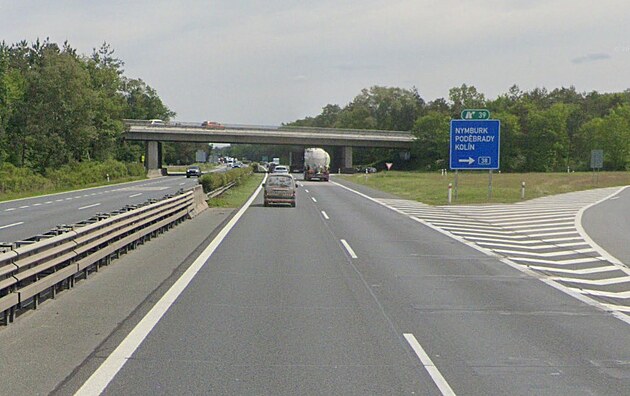 Na dálnici D11 v úseku od sjezdu u Sadské a ke Starému Vesci probíhá pokládka...