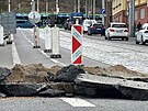 Pr�ce plyna�� na odstra�ov�n� hav�rie v trase vozovky v Praze 6 zasahuje a� k...