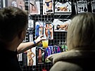 Ka�dého a ka�dou zaujalo n�co jiného. Na co pomý�lí tato dvojice?