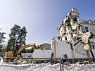 Obrázky z bourání nechvaln� známé zbraslavské �pornovily�. (28. b�ezna 2025)