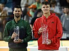 Jakub Menk (vpravo) pzuje s trofej pro ampiona turnaje v Miami, vedle nj...