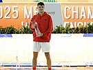 Jakub Menk pzuje s trofej pro ampiona turnaje v Miami.