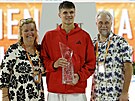 Jakub Menk, obklopen svmi rodii, pzuje s trofej pro ampiona turnaje v...