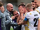 Hradecký obránce Jakub Klíma slaví se spoluhrá�i proti �eským Bud�jovicím sv�j...