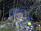 Po��r chaty u hradu Buben na Plze�sku. Hasi�i m�li p��stup k objektu zna�n�...