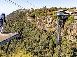 Jednu chvíli stojíte na okraji d�ev�né plo�iny nad propastí, dal�í moment se...