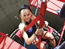 Tím posledním, co vám po pádu ze sedmdesáti metr� proletí hlavou, obvykle bývá...