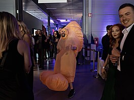 Penis. Je dost mo�né, �e uprost�ed v�í nahoty osv�d�ili nejv�t�í kurá� anebo...
