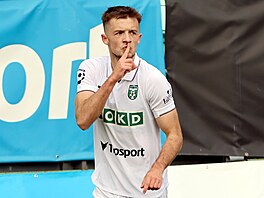 Karvinský Samuel �igut slaví gól do sít� Mladé Boleslavi.