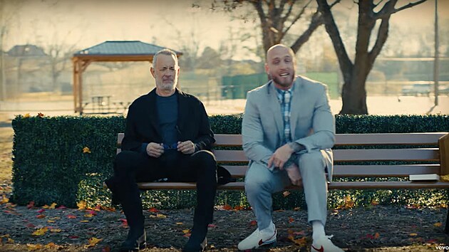Chet Hanks vyu�il sv�ho otce Toma Hankse v hudebn�m videoklipu inspirovan�m filmem Forrest Gump. You Better Run je n�zev nejnov�j��ho singlu country dua Something Out West, kter� Hanks ml. tvo�� s Drewem Arthurem.