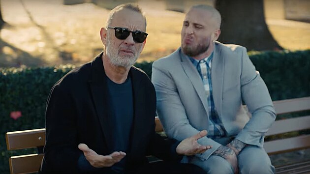Chet Hanks vyu�il sv�ho otce Toma Hankse v hudebn�m videoklipu inspirovan�m filmem Forrest Gump. You Better Run je n�zev nejnov�j��ho singlu country dua Something Out West, kter� Hanks ml. tvo�� s Drewem Arthurem.