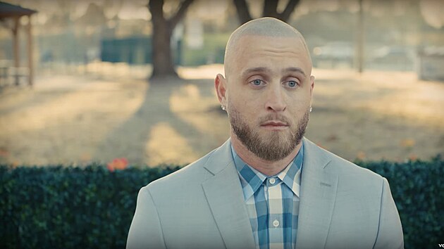Chet Hanks vyu�il sv�ho otce Toma Hankse v hudebn�m videoklipu inspirovan�m filmem Forrest Gump. You Better Run je n�zev nejnov�j��ho singlu country dua Something Out West, kter� Hanks ml. tvo�� s Drewem Arthurem.