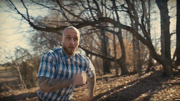 Chet Hanks vyu�il sv�ho otce Toma Hankse v hudebn�m videoklipu inspirovan�m filmem Forrest Gump. You Better Run je n�zev nejnov�j��ho singlu country dua Something Out West, kter� Hanks ml. tvo�� s Drewem Arthurem.