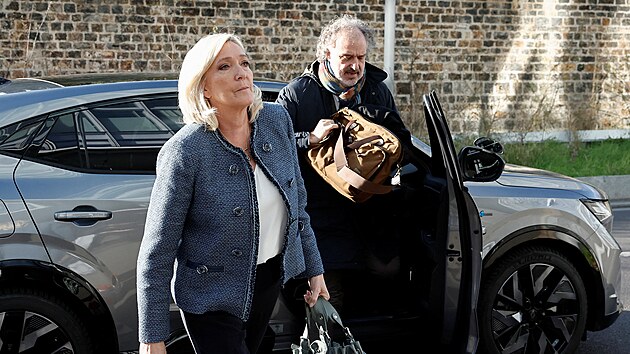 Marine Le Penov pichz k soudu. (31. bezna 2025)