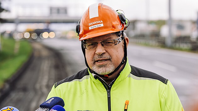 Na Praskm okruhu v seku od st Lochkovskho tunelu ke sjezdu na Slivenec zaala v pondl po zimn pestvce druh polovina vmny povrchu vozovky. (31. bezna 2025)