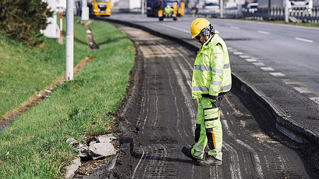 Na Praskm okruhu v seku od st Lochkovskho tunelu ke sjezdu na Slivenec zaala v pondl po zimn pestvce druh polovina vmny povrchu vozovky. (31. bezna 2025)