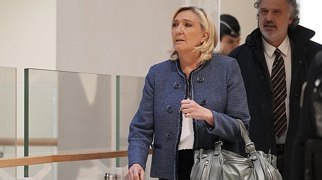 Francouzsk soud uznal nkdej pedsedkyni Nrodnho sdruen Marine Le Penovou vinnou v procesu, kde byla s dalmi lidmi obvinna ze zpronevry unijnch penz. (31. bezna 2025)