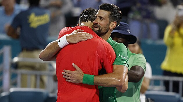 Jakub Menk (vlevo) pijm gratulace od Novaka Djokovie po finle v Miami.