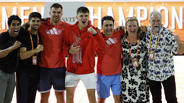Jakub Men��k, obklopen sv�m t�mem a sv�mi rodi�i, p�zuje s trofej� pro �ampiona turnaje v Miami.