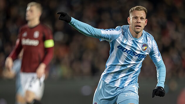 Mat�j Vydra za�izuje Plzni na Spart� dvougólové vedení.