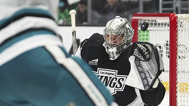 David Rittich vyr�� st�elu hr��e San Jose.