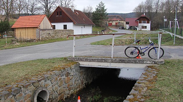 Opil cyklista skonil s kolem ve stoce.