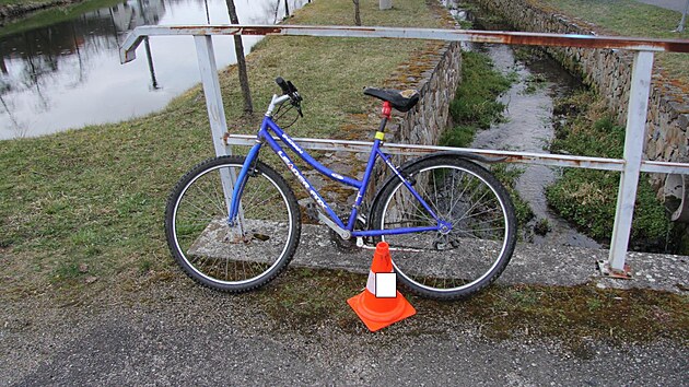 Opil cyklista skonil s kolem ve stoce.