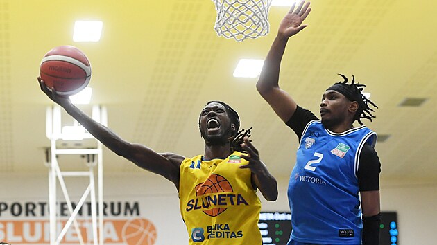 st nad Labem, 30.3. 2025, Sluneta st - USK Praha, utkn nadstavbov sti NBL. Vlevo Lesley Varner, vpravo Jaden Campbell.
