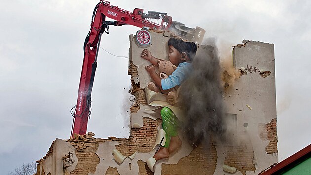 Padla posledn� ze� pavla�ov�ho domu v Jate�n� ulici v Plzni, b�val�ho ghetta s ikonickou malbou d�t�te. Jej�m autorem je Chemis, jeden z nejlep��ch streetartov�ch um�lc�. (31. b�ezna 2025)