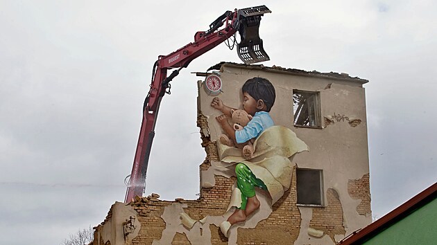 Posledn� hodiny pavla�ov�ho domu v Jate�n� ulici v Plzni, b�val�ho ghetta s ikonickou malbou d�t�te. Jej�m autorem je Chemis, jeden z nejlep��ch streetartov�ch um�lc�. (31. b�ezna 2025)